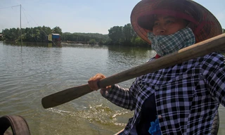 Mọi sinh hoạt giao thông qua lại của người dân nơi đây đều thông qua những con đò chèo bằng tay Ảnh: Tr.Định