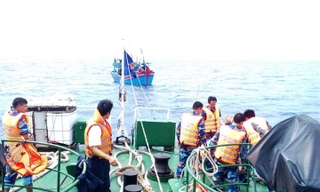 Lực lượng cảnh sát biển hỗ trợ tàu ngư dân gặp nạn ở Hoàng Sa - ảnh minh họa 