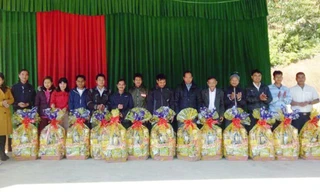 Tặng quà cho người dân xã A Vương 
