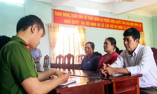 Công an xã Phước Hưng tiến hành các thủ tục để phân chia số tài sản. Ảnh: Tr.Định