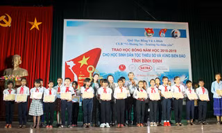 Câu lạc bộ “Vì Hoàng Sa - Trường Sa thân yêu” trao tặng 60 suất học bổng cho các em học sinh là con em các gia đình ngư dân khó khăn của các huyện Phù Cát, Phù Mỹ và Hoài Nhơn. Ảnh: Tr.Định