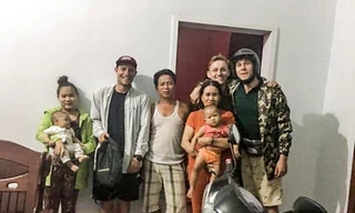 Ông Thành trao trả tài sản lại cho anh Rupert Toms. Ảnh: NVCC