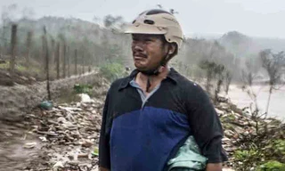 Ông Bùi Thanh Sơn, nhà ở ngoài khu vực đầu ghành của thôn Phước Thiện bị sóng đánh bay ngôi nhà, toàn bộ tài sản mất trắng – Ảnh Văn Chương