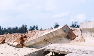 Tuyến đê, kè tan nát. Ảnh: Tr.Định