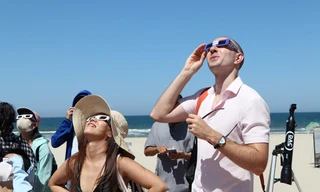 Người nước ngoài thích thú ngắm nhật thực cuối cùng của thập kỷ trên bãi biển Đà Nẵng trưa ngày 21/6/2020 - ảnh Bội Nhiên 