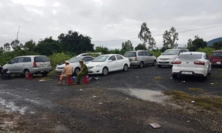 Hàng chục ô tô bị thu giữ tại hiện trường vụ đánh bạc - ảnh Văn Tài