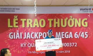 Bà N.T.L.P nhận giải thưởng 13,3 tỷ đồng dưới mặt nạ người máy Optimus Prime - Ảnh T.Q