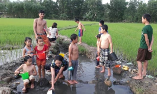 Giếng cổ giữa cánh đồng lúc nào cũng tuôn trào nước nóng