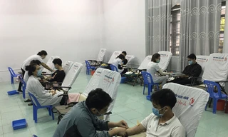 Sinh viên ĐH Bách khoa Đà Nẵng xếp hàng chờ hiến máu giữa tiết trời lạnh giá. Ảnh Đức Thảo 