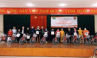 Ông Nguyễn Khôi – phó Ban thường trực Ban liên lạc bộ Cựu cán bộ Đoàn thanh niên Việt Nam phía Nam trao tặng quà cho các em học sinh 