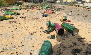 Hàng ngàn chai thuốc xịt muỗi bị phát nổ, văng khắp nơi. Ảnh: Tr.Định