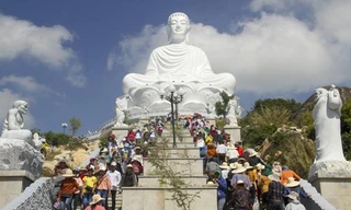 Trên đường lên núi để chiêm bái tượng Phật khổng lồ này, du khách còn được chiêm ngưỡng 18 pho tượng La Hán được tác bằng đá rất đẹp. Tr.Định