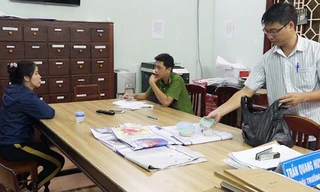 Công an làm việc với đối tượng và tang vật