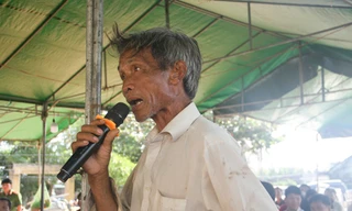 Người dân chất vấn Chủ tịch tỉnh Bình Định. Ảnh Tr. Đ