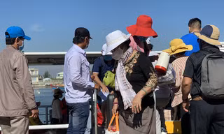 Hàng nghìn du khách rời đảo Lý Sơn về tới đất liền - ảnh Nguyễn Ngọc