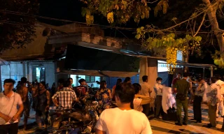 Đông đảo người dân theo dõi Công an khám nghiệm hiện trường. Ảnh CTV