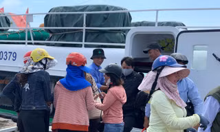 Người dân Lý Sơn được khuyến cáo chỉ ra vào đảo trong trường hợp thật cần thiết - Ảnh Nguyễn Ngọc