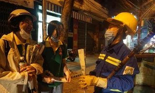 "Hôm ni lễ 8/3 cô cũng thấy bình thường. Nhờ các con mà cô thấy vui hơn rồi” - cô Vân, quê ở Quảng Nam, 53 tuổi đã 12 năm làm nghề lao công, xúc động nhận hoa và lời chúc từ các bạn sinh viên - ảnh Trung Trương