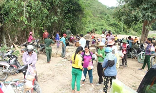 Khung cảnh nhộn nhịp người bán, người mua của phiên “chợ giữa rừng”. Ảnh: Tr. Định