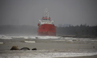 Nước biển nổi bọt đen như cà phê dạt vào bờ - ảnh Nguyễn Ngọc 