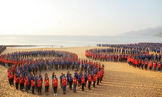 Hơn 5.000 ĐVTN tỉnh Bình Định đồng diễn, xếp hình dưới bình minh biển đảo Ảnh: Tr.Định