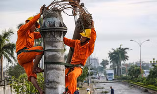 Hầu hết cột điện bị gãy do bão số 5 tại TT-Huế và miền Trung là cột bê tông thường - ảnh Nguyễn Đăng Đệ 