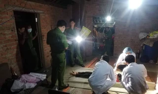 Cơ quan Công an tiến hành công tác khám nghiệm hiện trường, khám nghiệm tử thi. Ảnh Q.T