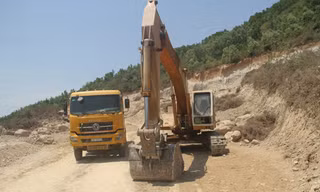Người dân thôn Chánh Lý bắt quả tang Công ty Bình Diễm đưa xe vào núi Mò O khai thác đất trái phép. Ảnh: Tr. Định