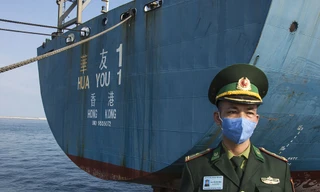 Lính biên phòng gác trực tiếp bên cạnh tàu để kiểm soát người lên xuống - ảnh Văn Chương