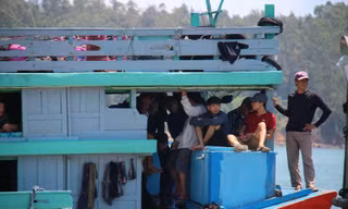 Tàu cá QNg 90399 TS của ông Đặng Dũng đưa 4 trong số 8 ngư dân bị Trung Quốc đâm chìm tàu vào bờ trưa nay 4/4 - ảnh Nguyễn Ngọc 