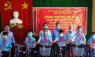 Ban giám hiệu Trường THCS Nguyễn Hữu Đà đã trao 10 chiếc xe đạp cho các học sinh có hoàn cảnh khó khăn.