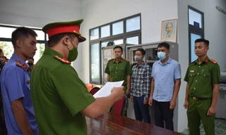 Để người dân phá gần 18.000m2 đất rừng phòng hộ, bốn kiểm lâm bị bắt