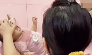 Đình chỉ cơ sở bảo mẫu 'giật tóc, tát vào miệng trẻ' khi cho ăn 