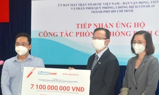 Ông Joseph Low (thứ hai từ phải qua), Chủ tịch Keppel Land Việt Nam, thay mặt Keppel Land & Công ty liên doanh, Keppel Land Watco II đã trao séc tượng trưng 7,1 tỷ đồng cho ông Pham Minh Tuấn (thứ 2 từ trái qua), Phó Chủ tịch Ủy ban Mặt trận Tổ quốc Việt Nam TPHCM. Ngoài ra, Keppel Land Watco II cũng hỗ trợ vật tư y tế trị giá 300 triệu đồng cho các cơ quan ban ngành tại TPHCM.