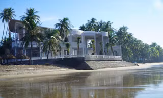 Resort Hải Âu ở Bình Thuận đã xây nhà hàng trái phép, lấn ra mặt biển. Ảnh: Thanh Niên.
