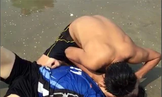 Trung úy cảnh sát kể giây phút lao xuống biển cứu sống 3 nạn nhân bị đuối nước