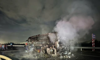 Xe khách giường nằm cháy trơ khung trên cao tốc Phan Thiết - Dầu Giây