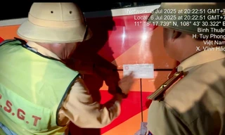 Tài xế bị tước bằng vẫn lái xe chở 38 khách bon bon trên cao tốc