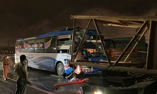 Tình trạng nạn nhân vụ xe giường nằm tông đuôi xe đầu kéo trên quốc lộ 1A