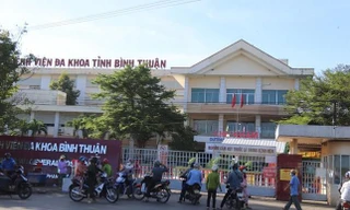 Nữ bác sĩ khoa Sản, Bệnh viện Đa khoa tỉnh Bình Thuận bị phạt 15 triệu đồng vì không khai báo y tế.