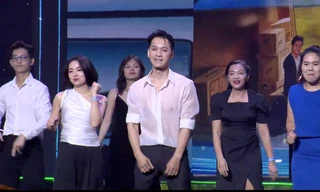 Chủ tịch Ngân hàng ACB gây sốt với vũ đạo cực bốc 'Cô đơn trên sofa'