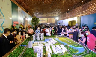 Giá bán căn hộ giảm mạnh, giao dịch nhà liền thổ đóng băng