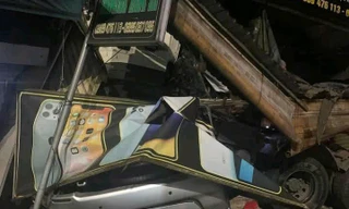 Xe container va chạm với ô tô 7 chỗ làm sập nhà dân