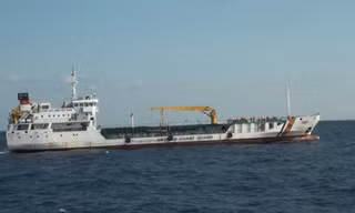 Hỗ trợ xăng dầu cho các tàu tìm kiếm tàu cá có 15 lao động bị mất liên lạc