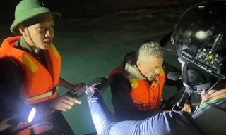 Du khách nước ngoài chơi lướt ván bị cuốn ra biển