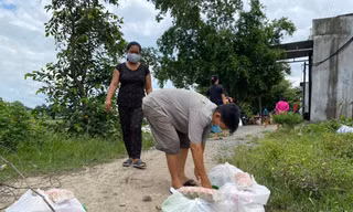 Bà con ở tổ 13, ấp 3, xã Vĩnh Lộc A, huyện Bình Chánh nhận quà.