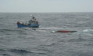 Lật tàu cá ngoài khơi Bình Thuận, 9 ngư dân rớt xuống biển