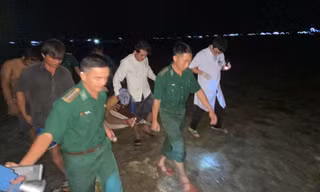 Tàu cá bị đâm chìm, 14 thuyền viên rớt xuống biển, 2 người mất tích