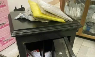 Phá tường lẻn vào nhà, đục két sắt trộm tài sản