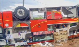 Xe khách giường nằm 'phơi bụng' trên quốc lộ